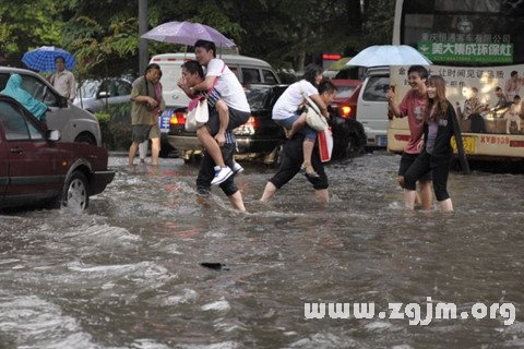 夢見被洪水困住