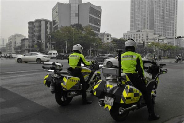 夢見被交警抓_周公解夢