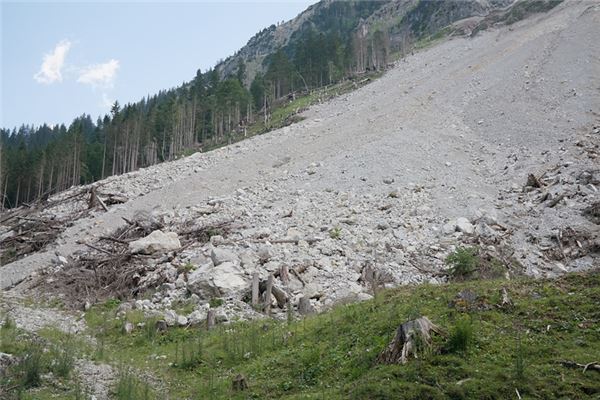 夢見大山滑坡_周公解夢