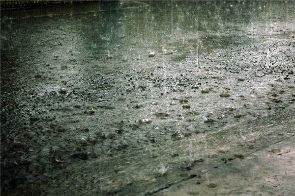 夢見大雨傾盆_周公解夢