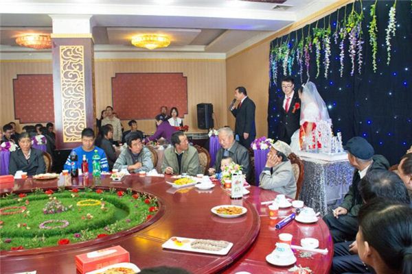 夢見吃婚宴_周公解夢