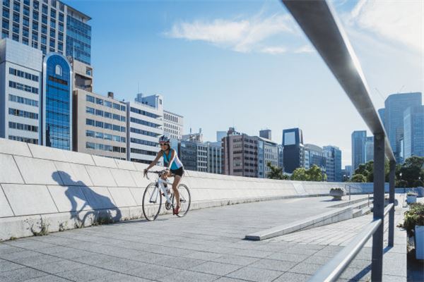 夢見騎車摔倒_周公解夢