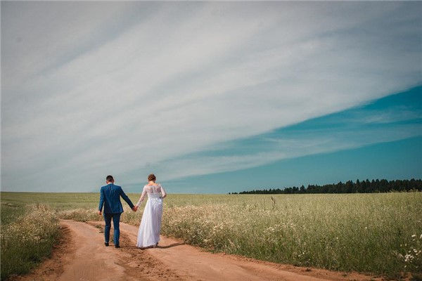 夢到了一腳踏兩船是什麼預兆_周公解夢