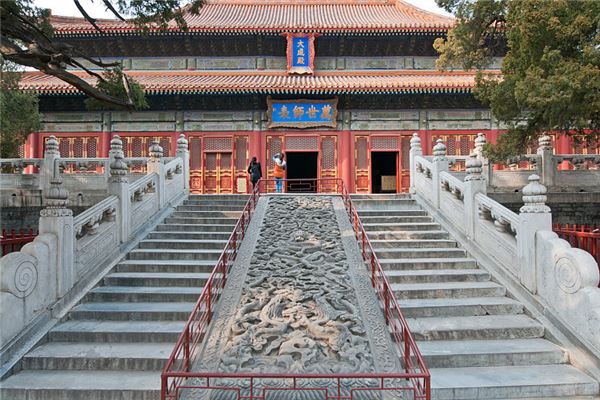 夢見在廟門外_周公解夢