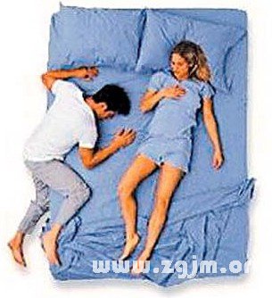 夫妻之間睡姿 夫妻如何睡覺 夫妻睡姿有哪些 夫妻睡覺姿勢 夫妻怎么睡覺
