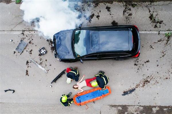 夢見親人被車碾壓_周公解夢