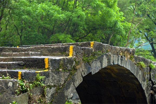 做夢夢見雨中的石板橋_周公解夢