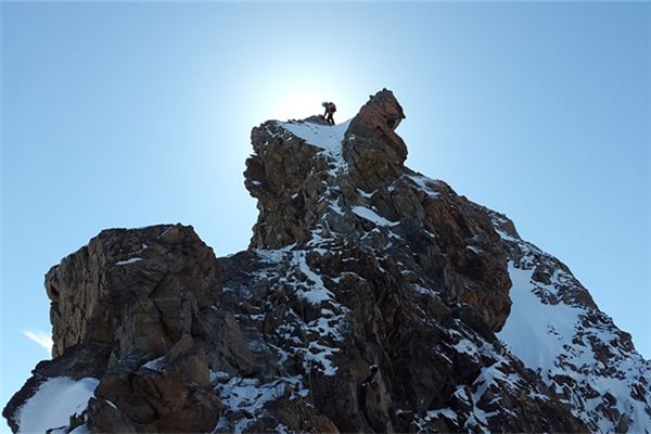 夢見爬很陡峭的山崖_周公解夢