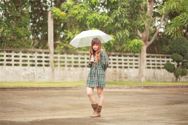 夢見下雨打傘_周公解夢