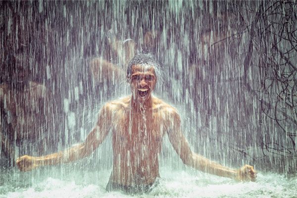 夢見下大雨滿地水_周公解夢