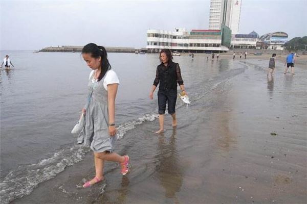 夢見在冰冷的水裡走是什麼意思_周公解夢