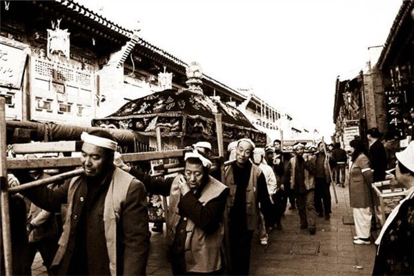 夢見喪事送殯的隊伍_周公解夢