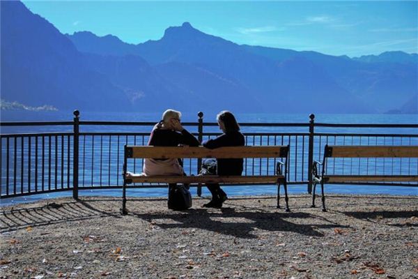 夢見和村裡的熟人說話_周公解夢