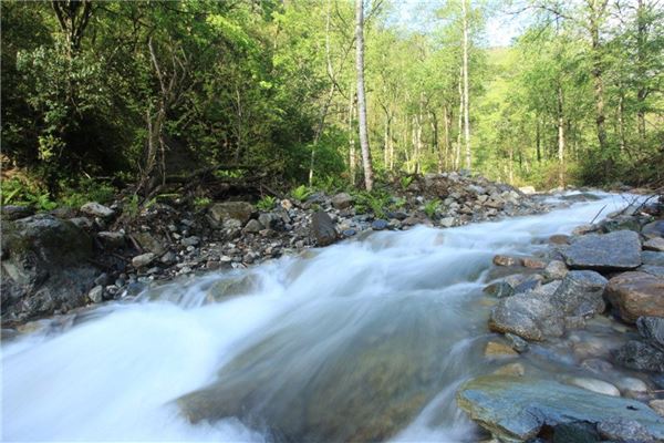 夢見房子底下有水流_周公解夢