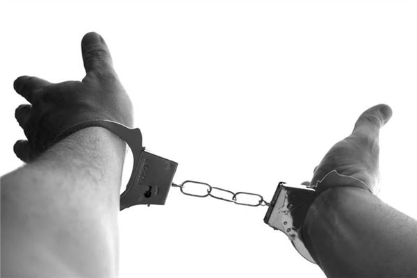 夢見自己被抓_周公解夢