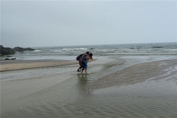 夢見陌生男人背我過河_周公解夢