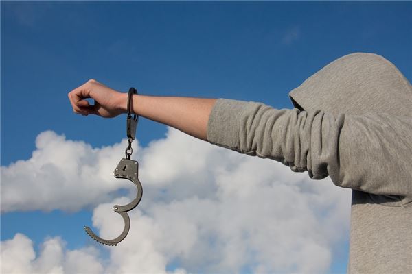 夢到自己被抓_周公解夢