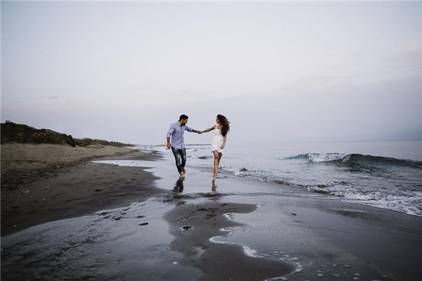 夢到了喜歡的人牽手是什麼預兆_周公解夢