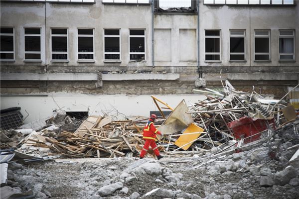 夢見塌方_周公解夢