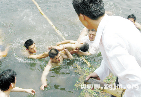 夢見水淹、溺水