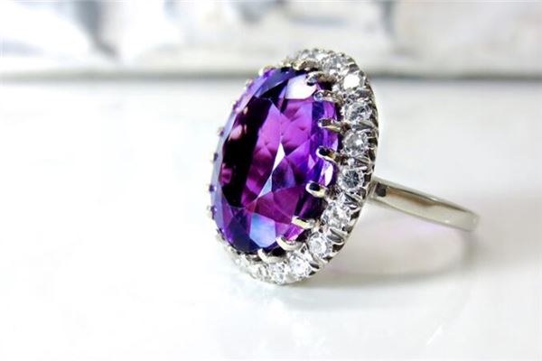 女人夢見首飾被偷_周公解夢