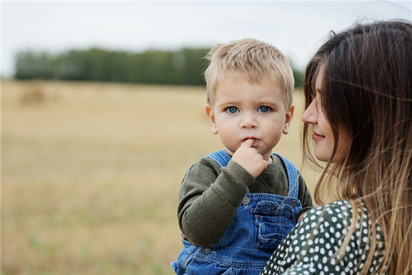 夢到了被小孩親有什麼徵兆_周公解夢