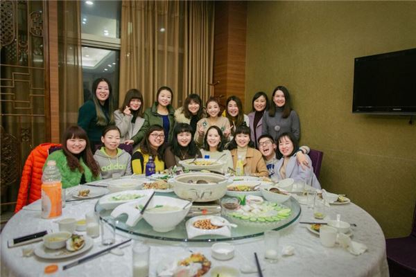 女人夢見同學聚會_周公解夢