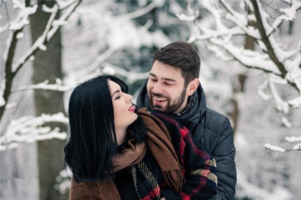 夢到男人咬我_周公解夢