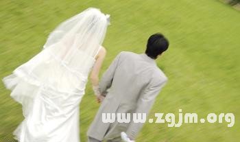 夢見男友和別人結婚