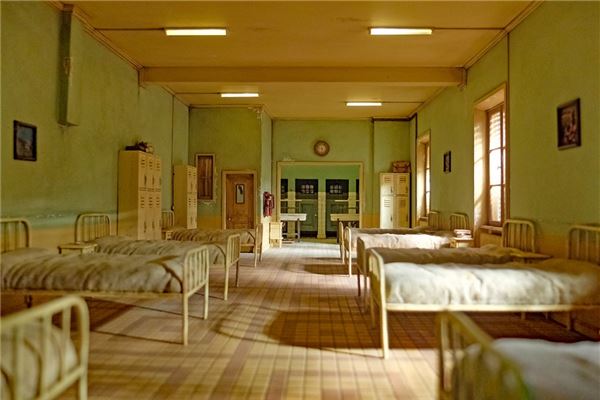 夢見住集體宿舍很多人_周公解夢