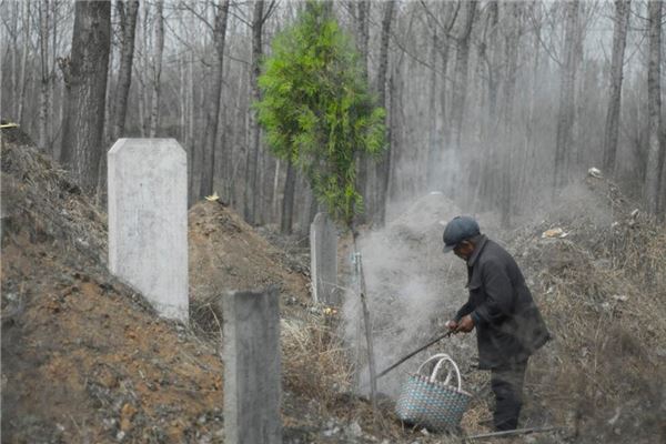 夢見給親人墳上添土_周公解夢