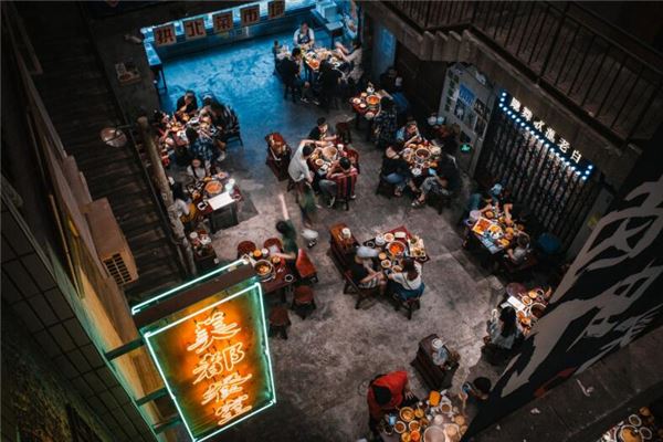 夢見別人請我吃飯意味著什麼？_周公解夢