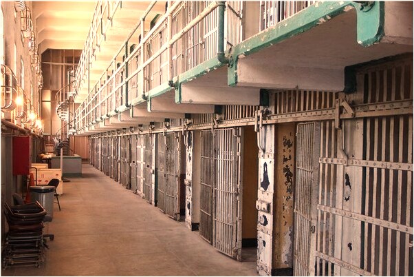 夢到了死人想逃出門逃不出去是什麼兆頭_周公解夢官網