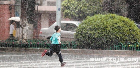 夢見雨中跑步