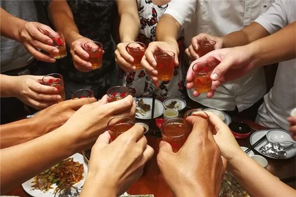夢見跟別人喝白酒_周公解夢