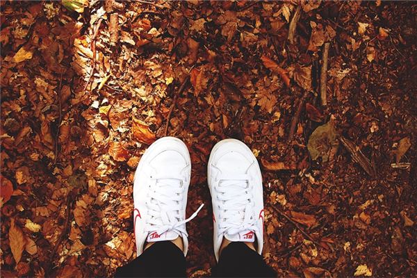 女人夢見自己穿白鞋_周公解夢