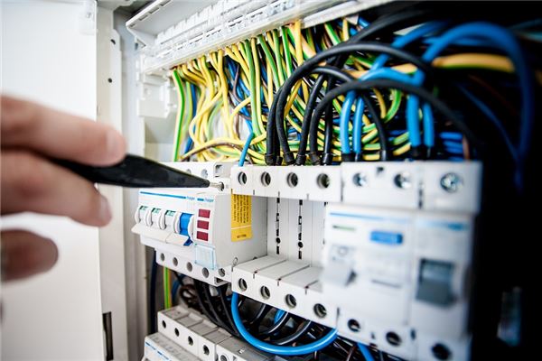 夢見手觸電_周公解夢