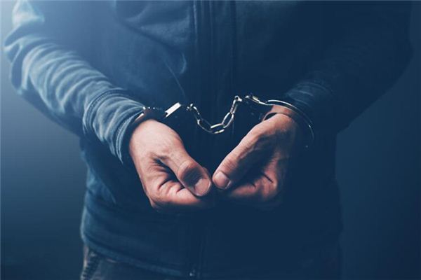 夢見被警察逮捕_周公解夢