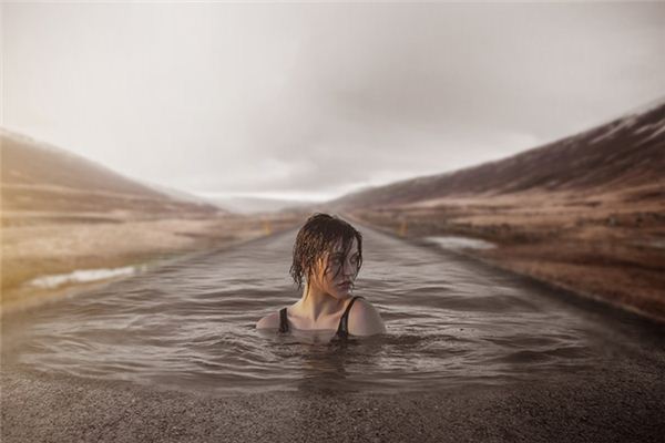 夢見被困水中_周公解夢