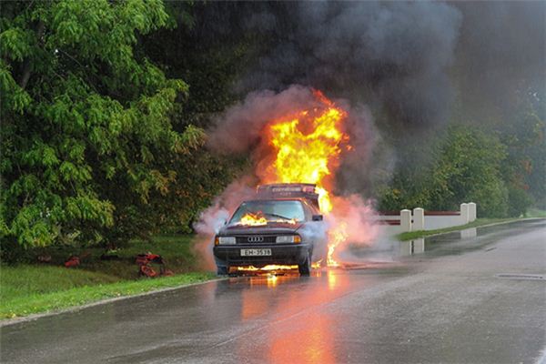 夢見別人車著火_周公解夢