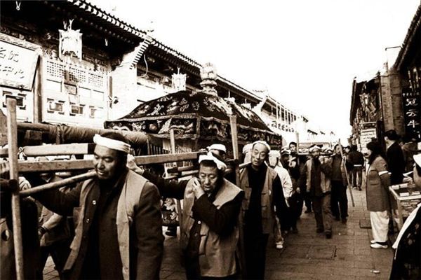 夢見路遇出殯隊伍躲不開_周公解夢