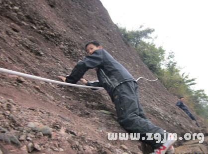 夢見爬陡山