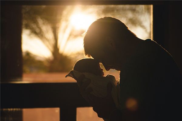 夢見抱著熟睡的嬰兒_周公解夢