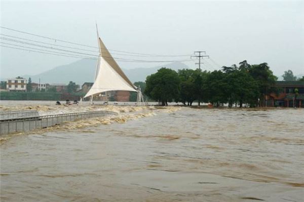 夢到下大雨還發洪水_周公解夢