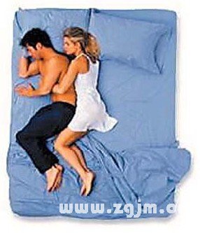 夫妻之間睡姿 夫妻如何睡覺 夫妻睡姿有哪些 夫妻睡覺姿勢 夫妻怎么睡覺