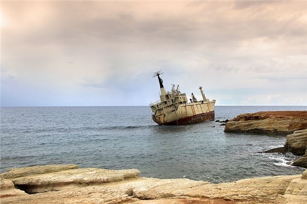 夢見自己看船沉下去_周公解夢