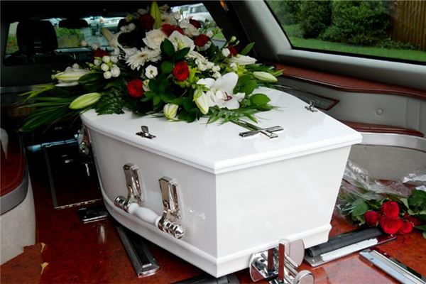 夢中看見棺材代表什麼預兆_周公解夢