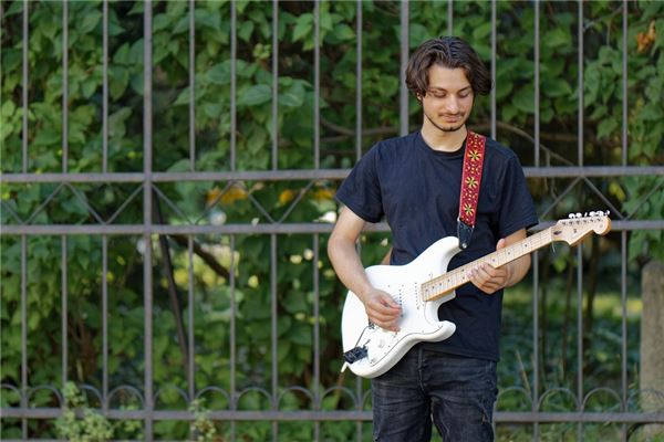 夢見男藝人預示了什麼_周公解夢