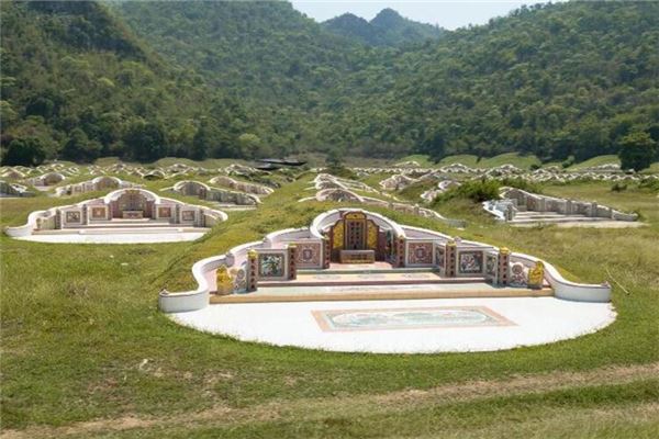 女人夢見幾個土墳包_周公解夢