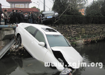 夢見開車掉坑